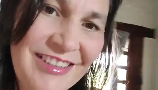 Olgun bir kadın orta yaşlı seksi kadın evde yalnız ve dildosuyla amını ovuyor.