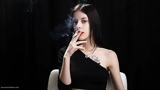 İnce piliç iki kırmızı sigara içiyor