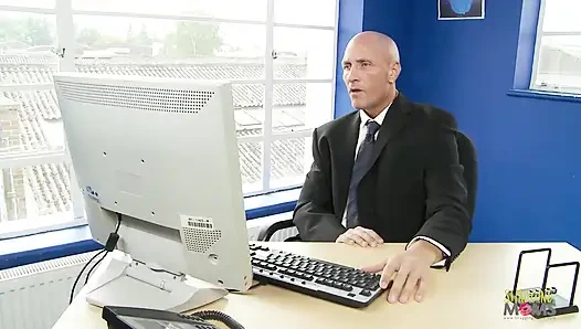 Kel adam büyük memeli orta yaşlı seksi kadını sikmeden önce yarağıyla öğürüyor