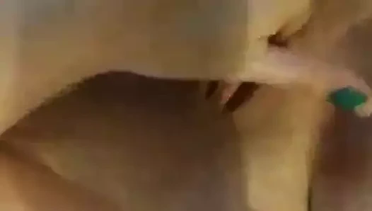 İri güzel kadın parmakla