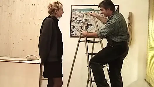 Olgun sarışın orta yaşlı seksi kadın parmaklanıyor ve çoraplı sert sikiliyor