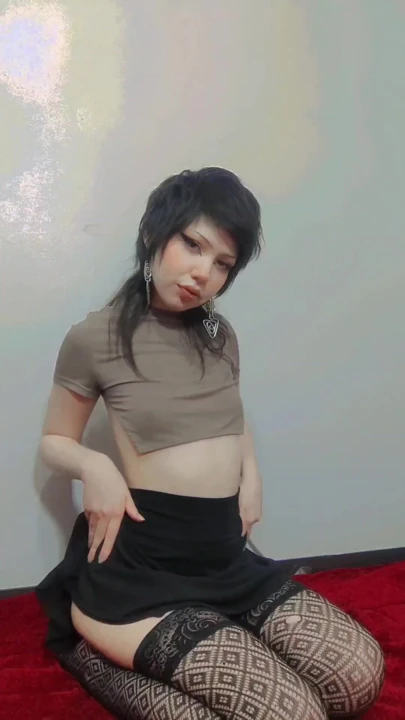 Şilili gotik, Mizuki'nin ilk videosu, minyon beyaz ve büyük kıçlı oda