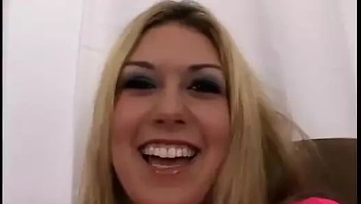 Sevimli pembe kıyafetli seksi sarışın