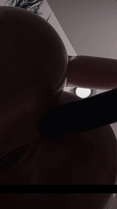 Türk kızı Yasmin banyoda büyük siyah dildo oyuncağına biniyor | Klip 1