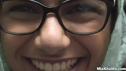 Mia Khalifa - büyük memeli mia kütüphanede büyük yarak alıyor