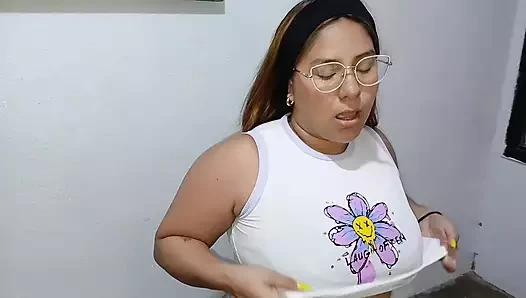 Latin kadın dildo emiyor ve sikişiyor