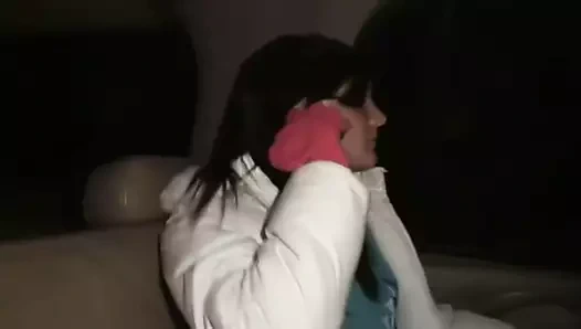 Bir arabada iki güzel kız gösteriş