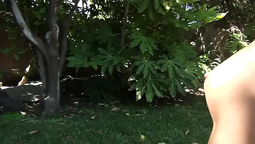 Genç kız açık havada bombalıyor