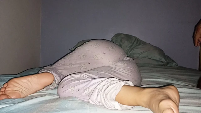 Üvey oğlum odaya geliyor, götüme dokunuyor ve sonra bana siyah yarağını emdiriyor.