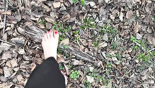 Seksi ayaklar, çıplak ayakla dışarıda kadın, yürüyüş, kirli tabanlar, kırmızı ayak tırnakları, ayak fetişi – konuşmak yok