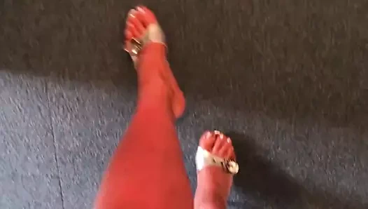 Gümüş sandaletlerde yağlı ayaklar