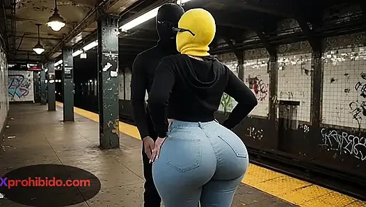 Büyük götlü kız metro treninde twerk yapıyor