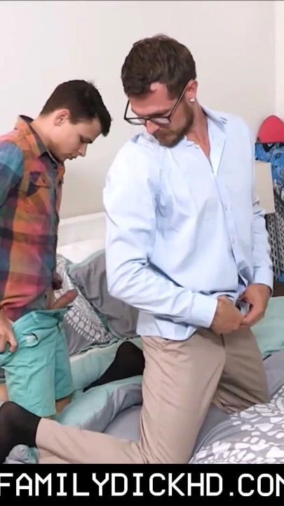 Genç twink üvey yakalandı ve becerdin tarafından dik üvey | Klip 1