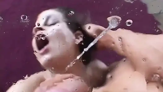 Dili pirsingli prenses gırtlağına kadar alıyor