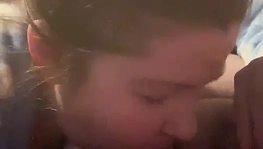 Erkek arkadaşının yarağını emiyor