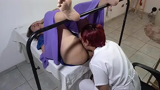 Muayene, hastanın jinekologun ofisinde kırbaçlanıp orgazma neden olur.