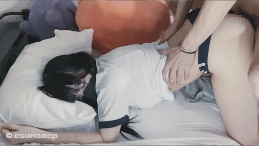 Geceleri spor salonunda esneme bluz kostümlü! Külotunu çıkarıyor ve Nakadashi seks yapıyor!