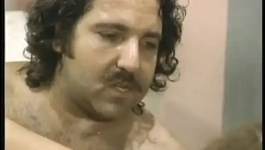 Büyük memeli genç kız üç adama amını parçalıyor