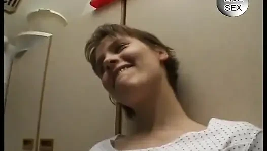 İri göğüslü esmer kadın mastürbasyon yapmadan ve domalarak mastürbasyon yapıyor