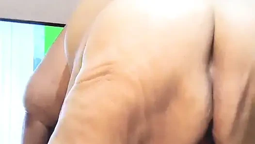 Aklını kaybetmiş gibi arkadan eğiliyor fışkırtıyor