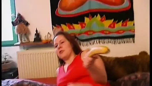 Banane verschwindet in ihre fette fotze! fette schlampe ist immer hungrig! retro, german amateur, german milf, chubby