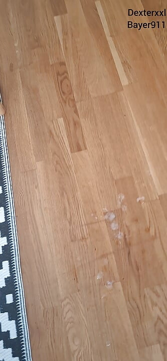 Seksi sıska genç kız babasının elinden sağıyor
