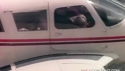 Nasıl sarışın uçakta sert çük emiyor