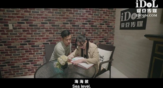 Ateşli azgın Asyalı kız öğrenci emmeyi ve sikişmeyi öğrenmek istiyor