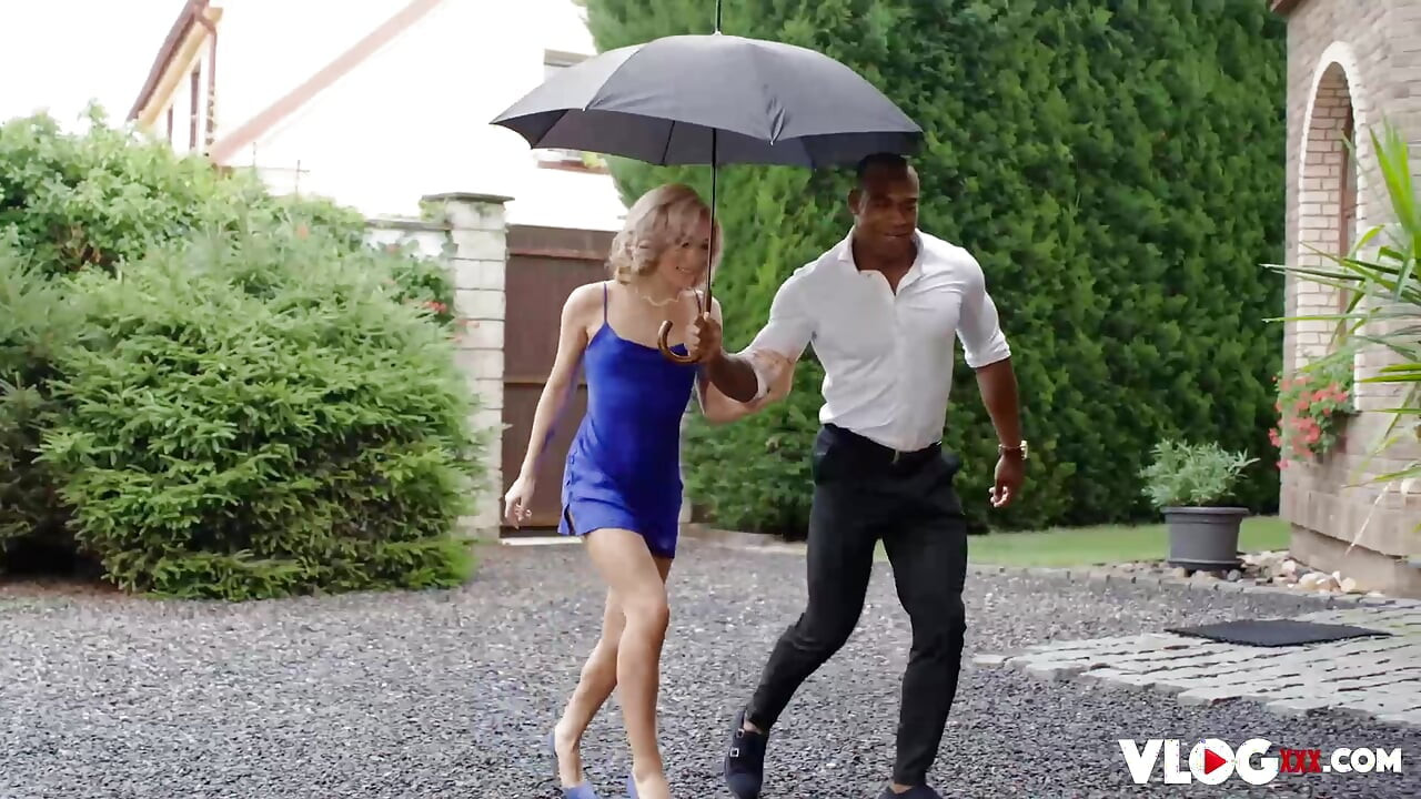 Kısa saçlı sarışın Rika Fane ırklararası sikiliyor