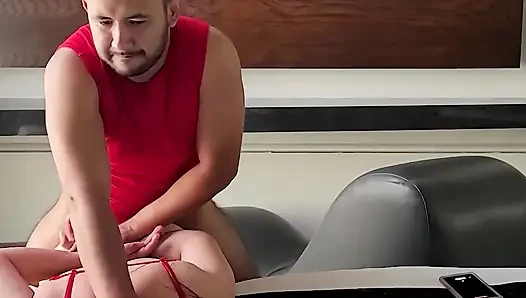 İtaatkar bir seks kölesinin sert penetrasyonu (profilde çok kameralı video)