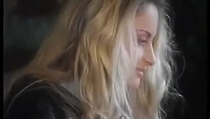 Sıcak karısı arkadaşlara teklif etti, çok güzel bir sahne