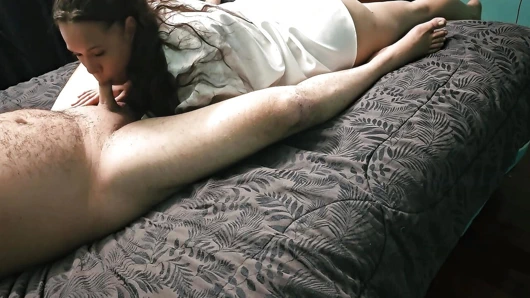 Pawg arkadaşlarının yarağını emiyor