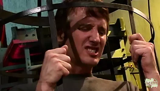 Soyunma tombul Asyalı sarışını sıkı siktirme havasına sokuyor