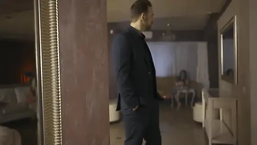 Sarışın Bomba Amcığı Sikiyor Ve Yarağı Çılgınca Gırtlağına Kadar Alıyor