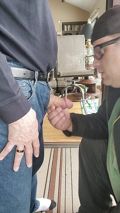 Rd.2 Johnny ve ben onun kalın, 79 yaşındaki İtalyan etini ve dölünü yutuyor. #jimmyflufferporn e-posta jimthedicksucker yahoo'da.