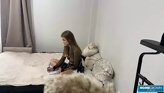 Seksi esmer amanda clarke sert sikişmeden önce yarak emiyor