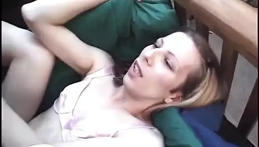 Küçük memeli sarışın travesti kanepede yarağa binmeyi seviyor