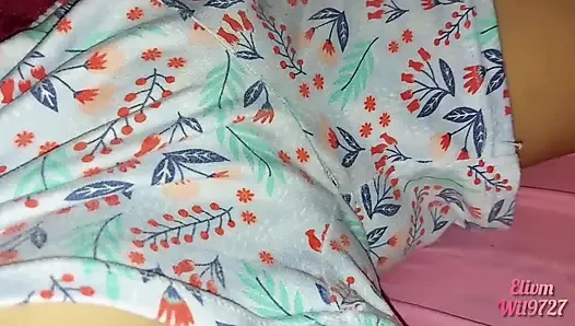 Üvey kız kardeşim çarşafların altında böyle şaşırıyor