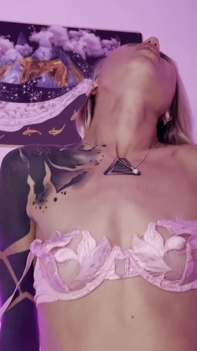 Мощный момент из "Я кончила в киску моей сводной сестры"