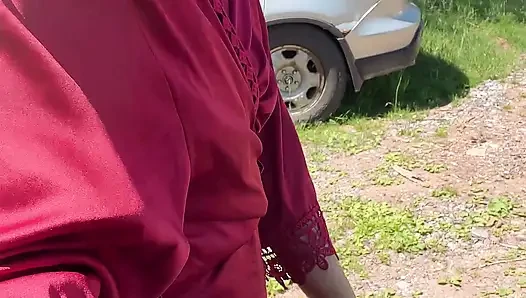 Üzüm ağacının yanında dışarıda işiyor