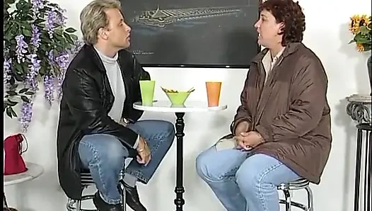 Orta yaşlı seksi kadın yarak emiyor ve sonra ağzına boşaltıyor