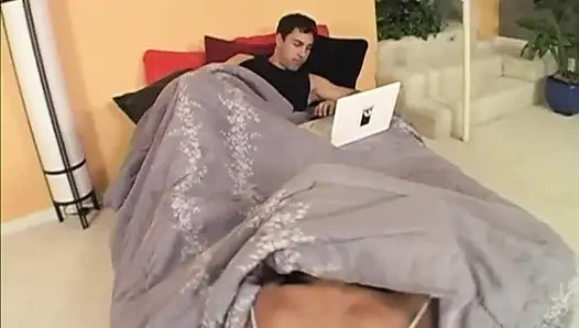 Sevimli genç kız ateşli sikişten sonra dölle püskürtülüyor