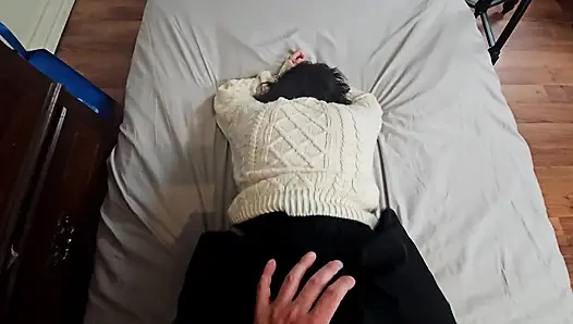 Üzerime boşal! Minyon tatlı kız büyük yarakla döllenmesi için yalvarıyor!!