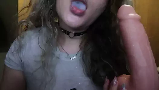 Dudakları boyalı güzel kadın senin için sigara içiyor.