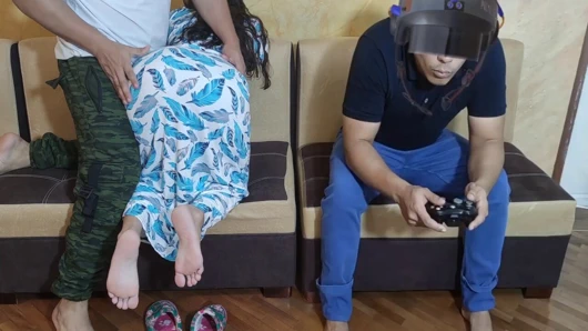 Sanal oyunlar oynarken erkek arkadaşımın en iyi arkadaşı tarafından sikildim - ntr