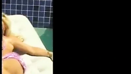 2 lezbiyenler sahip olan eğlence at the havuz