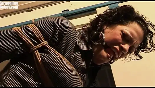 Steffi ipte sıkıca sarkıyor