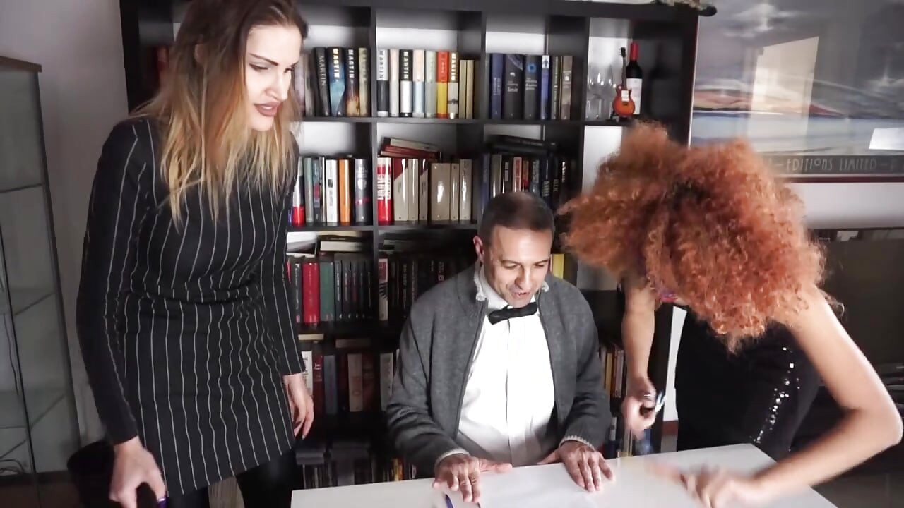 İki kadın egemenliği hatun kölelerini kırbaçlıyor ve cezalandırıyor