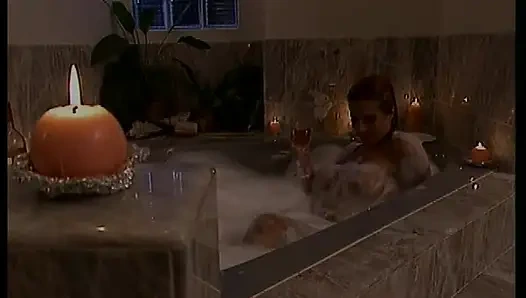 Büyük göğüslü sürtük delikanlının yarağına biniyor ve sonra içeride dölleniyor