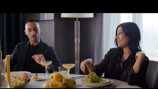 Daha derin. mona ve alyx koca değiş tokuşu gibi çarpık bir oyun oynuyor